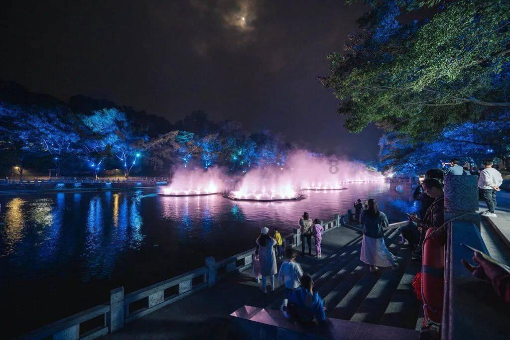 孙子返乡用玉米皮给奶奶做古风头冠